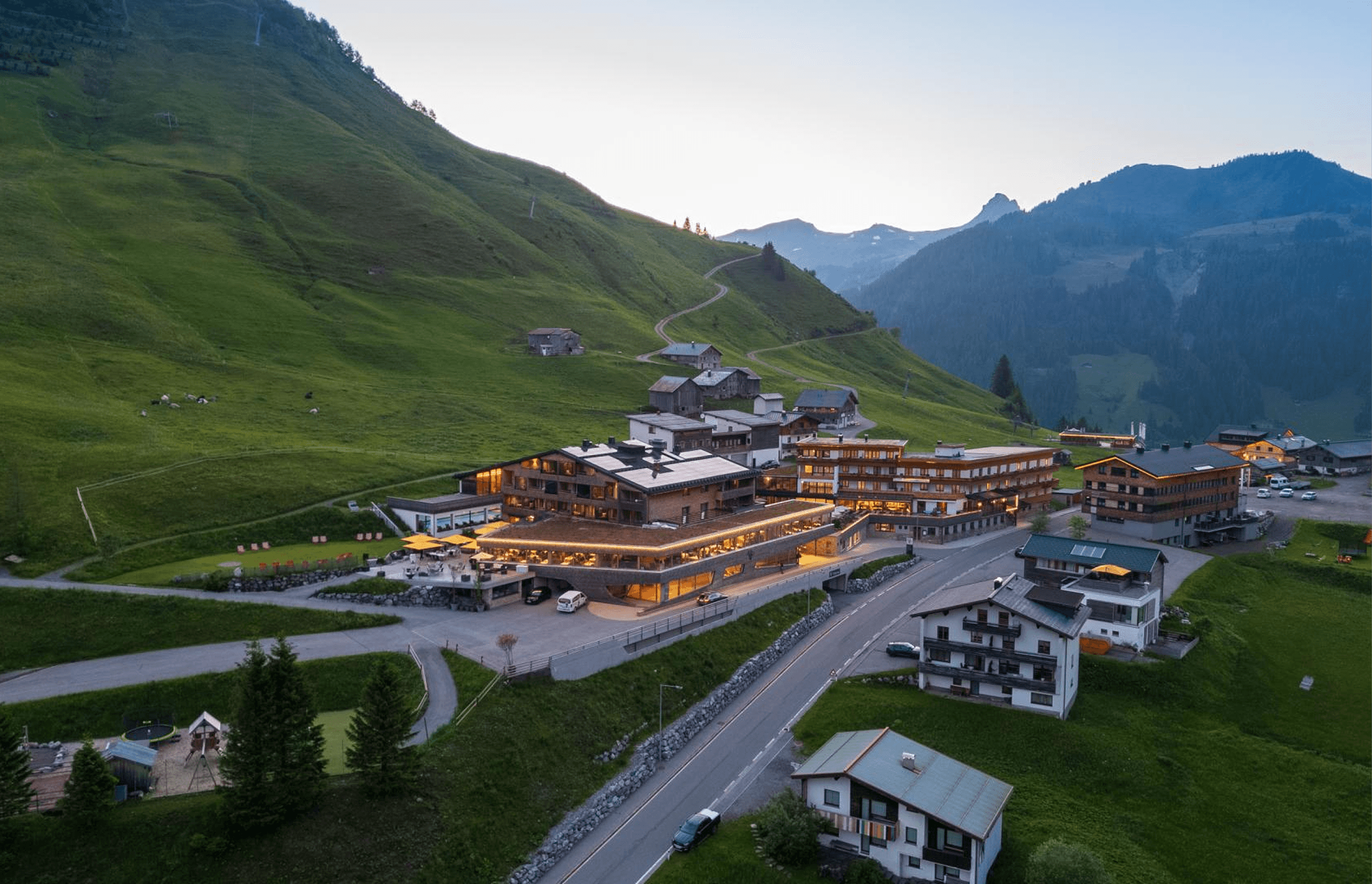 Luftaufnahme des Alpenresort Walsertal im Sommer