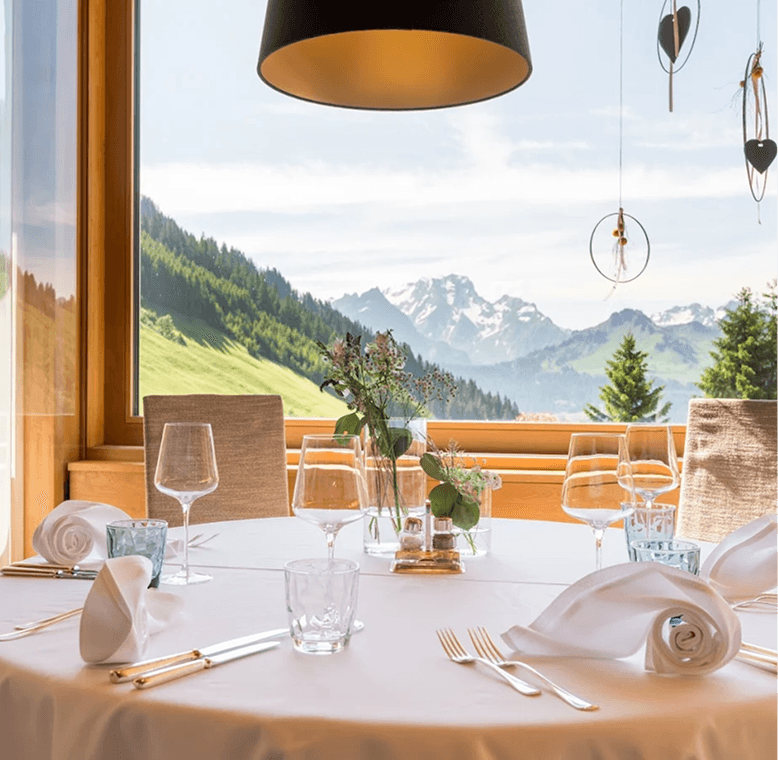 Festlich gedeckter Tisch mit Bergblick